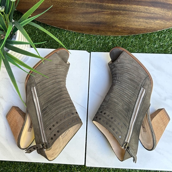 PAUL GREEN sydney Peep Toe Studded Sandal (Women)
$389.00 size 9 women - Picture 11 of 15